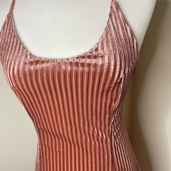 Velvet mini dress in dusty pink - Picture 6 of 11